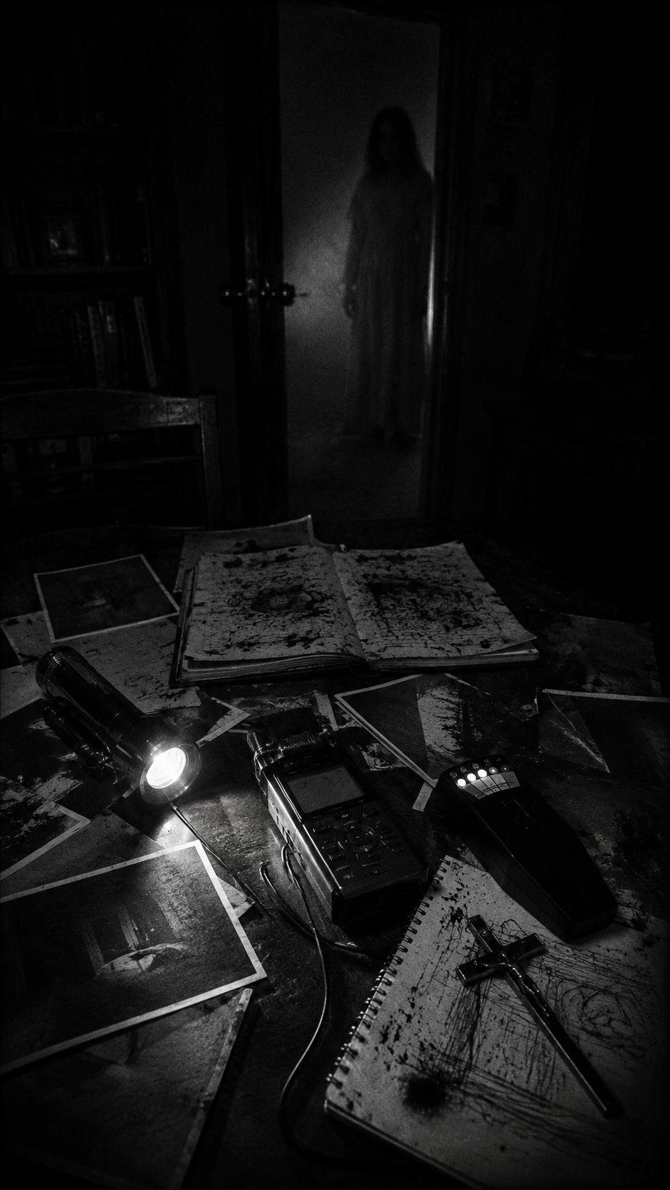 Recherche und Dokumentation – Schreibtisch mit Akten und Lampe